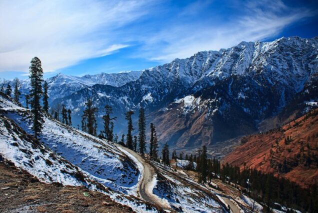 Snow-covered mountains and scenic views from Himachal Tour Packages – Explore Himachal Pradesh Tour Packages with Go India Holiday