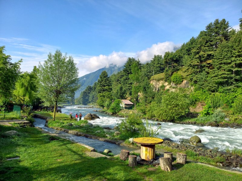 Kashmir Tour Packages – Scenic Views of Srinagar, Gulmarg & Pahalgam