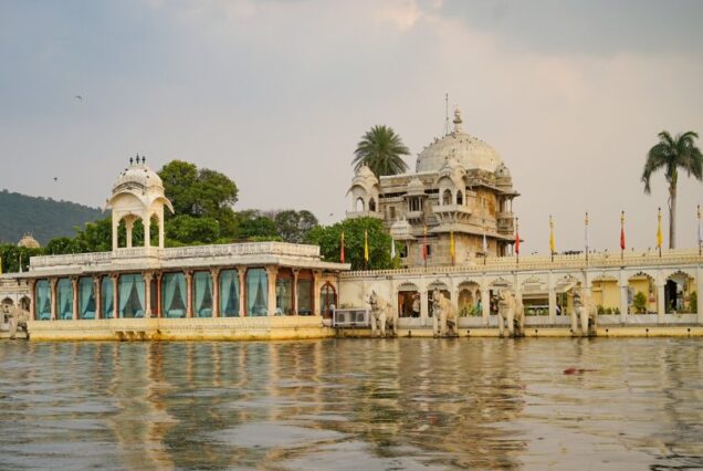 Romantic Udaipur Getaway – Sunset Boat Ride on Lake Pichola