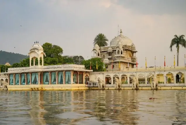 Romantic Udaipur Getaway – Sunset Boat Ride on Lake Pichola